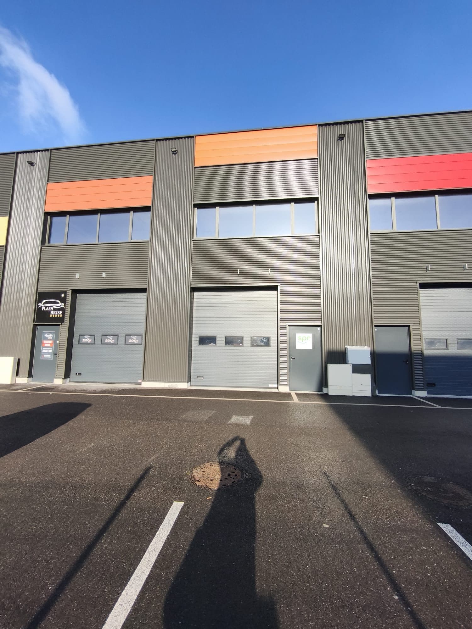 LOCAL PRO AVEC BUREAUX ET CUISINE A LOUER