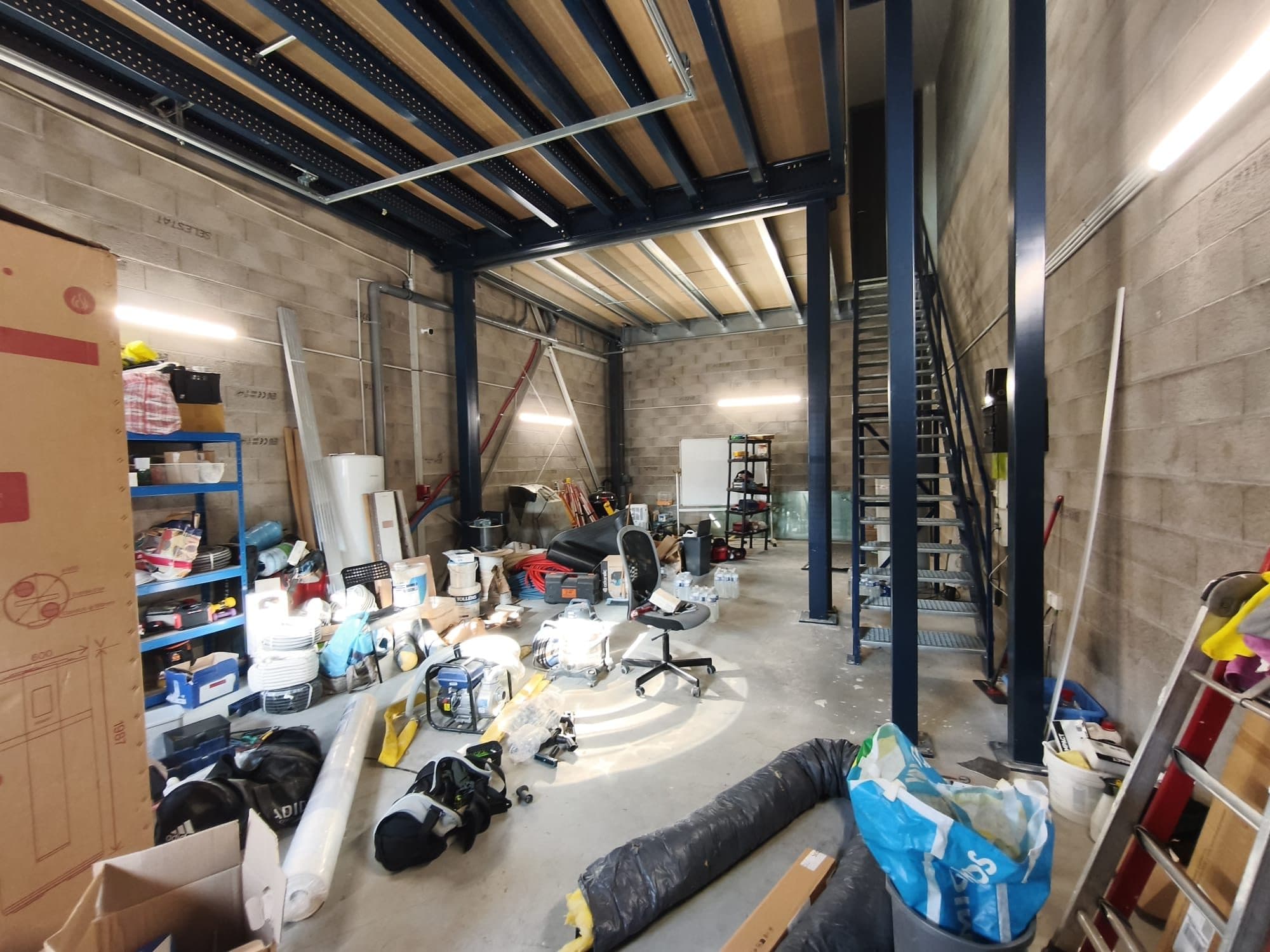 LOCAL PRO AVEC BUREAUX ET CUISINE A LOUER — photo 3