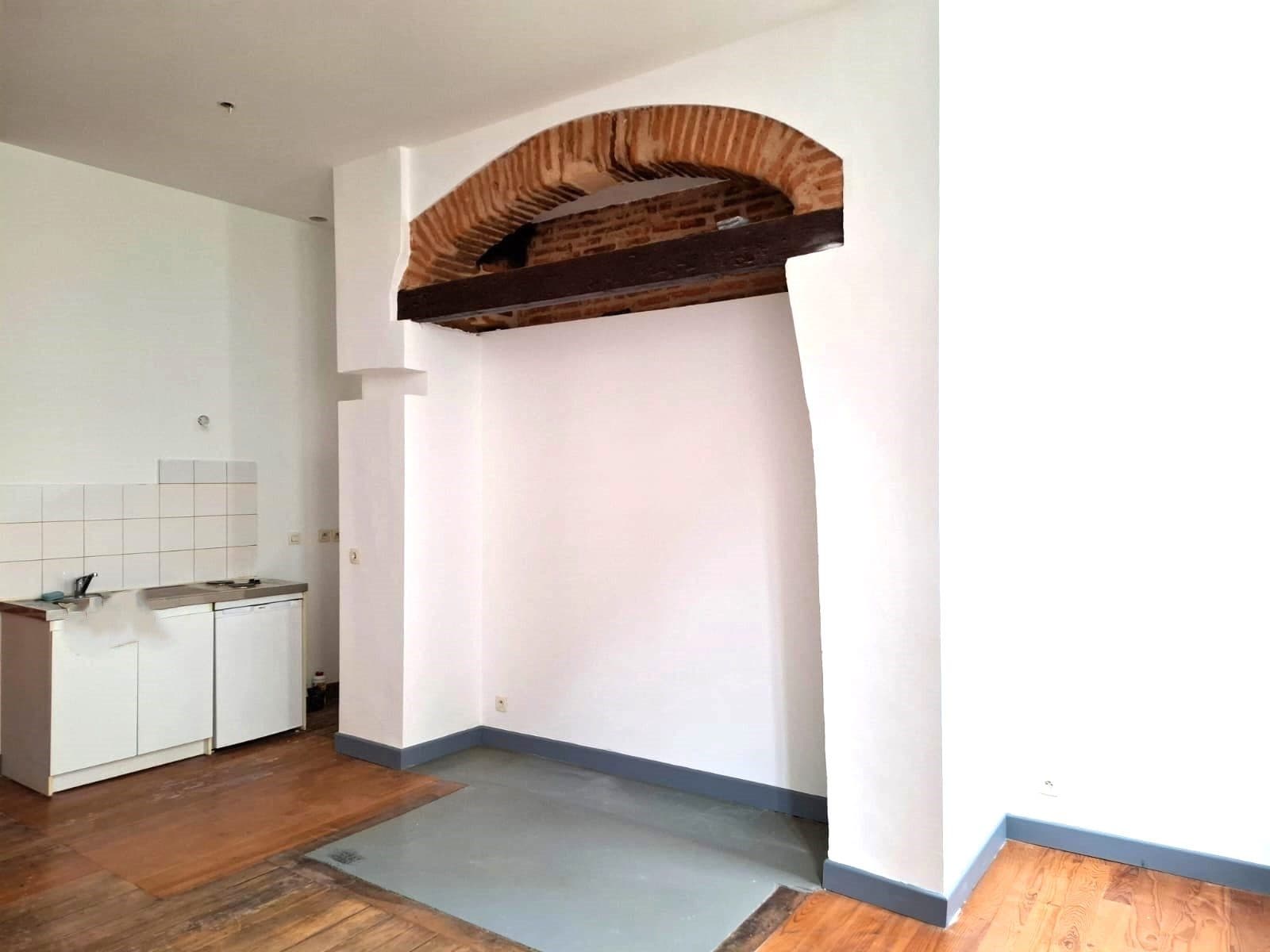HYPER CENTRE - APPARTEMENT T2 DE 45 M2 ENV, CHARME, AU CALME, VUE SUR COUR. — photo 2