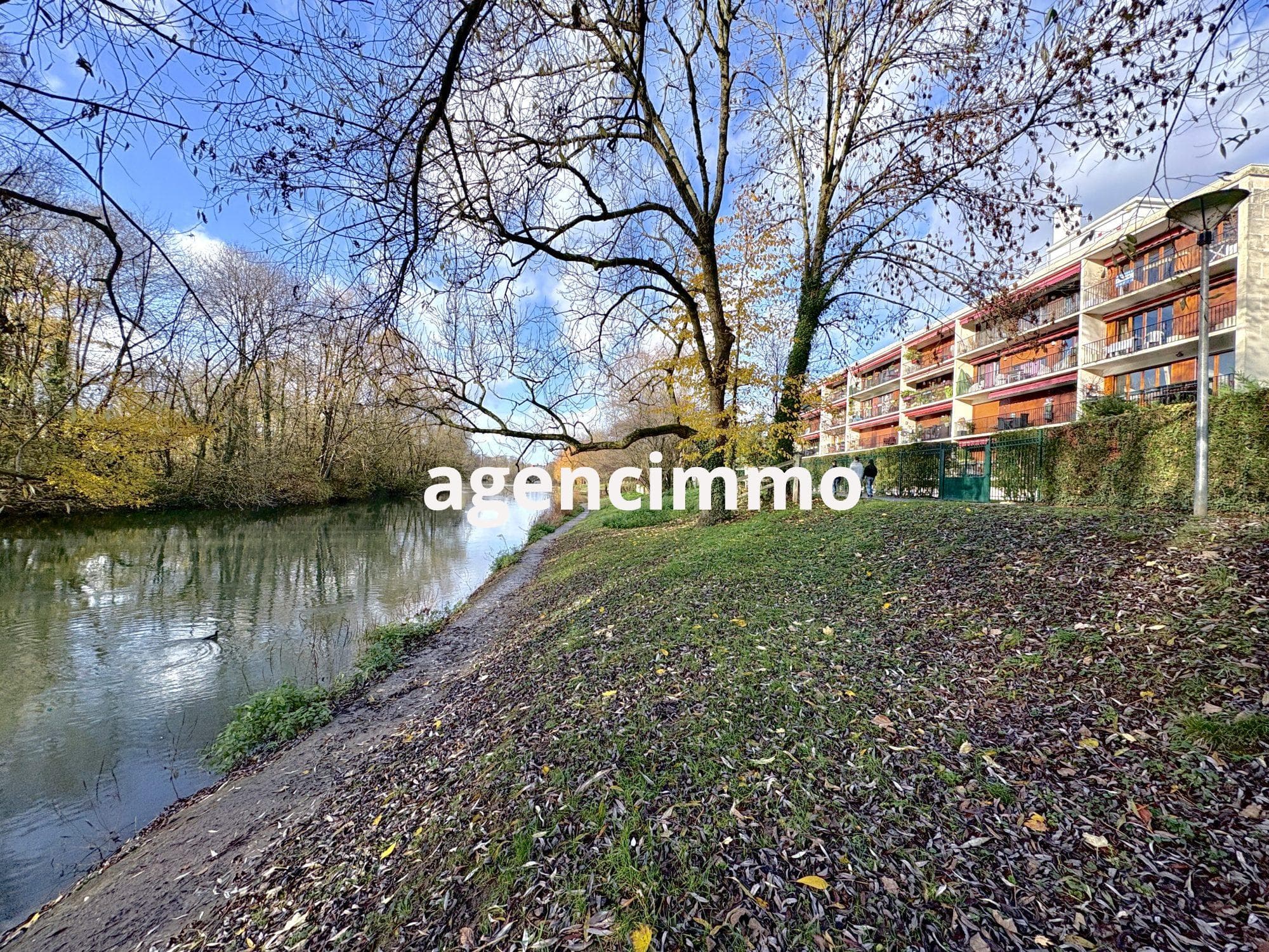 SUPERBE APPARTEMENT TRAVERSANT A RENOVER BORDS DE MARNE ,EMPLACEMENT EXCEPTIONNEL — photo 2