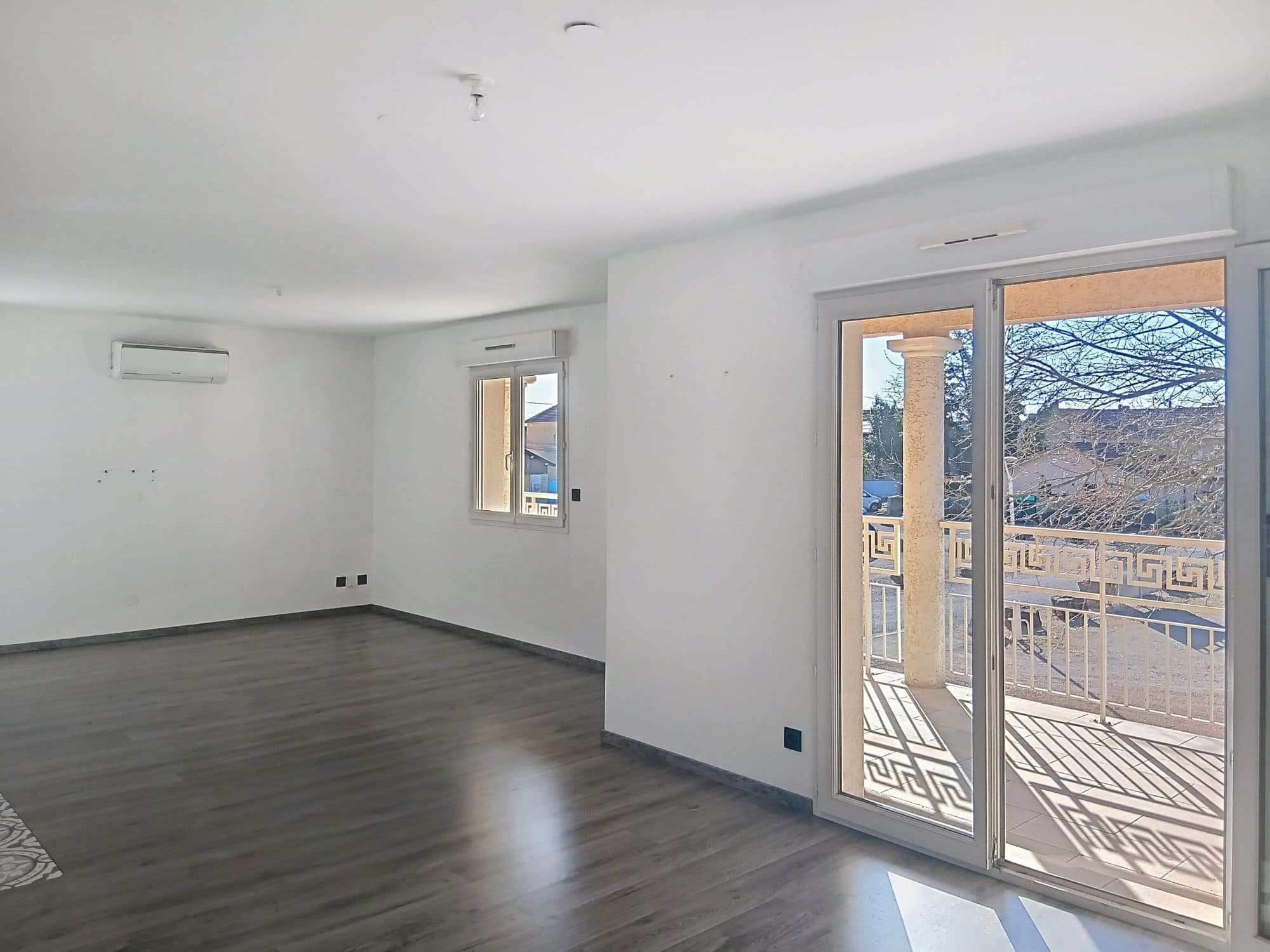Appartement 3 pièces - 77 m² - à CHARVIEU-CHAVAGNEUX (38230) — photo 2