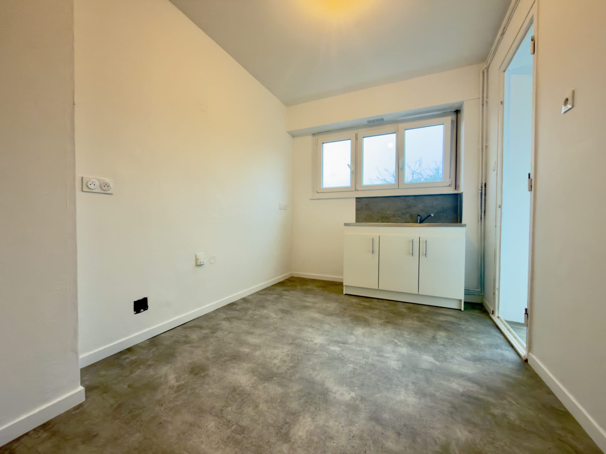 Bel appartement 2 pièces au calme avec loggia et vue dégagée — photo 3