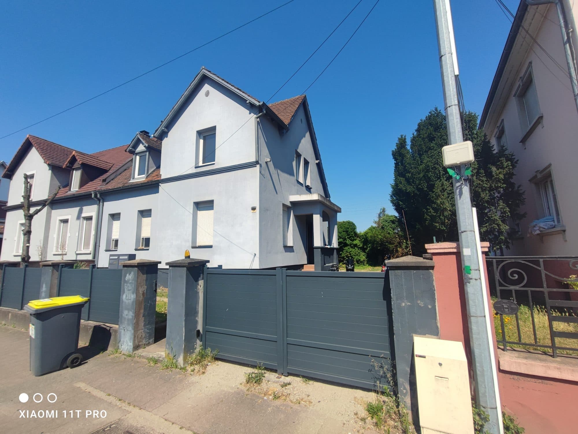 IMMEUBLE AVEC DEUX APPARTEMENTS 3 GARAGES ET TERRAIN CONSTRUCTIBLE