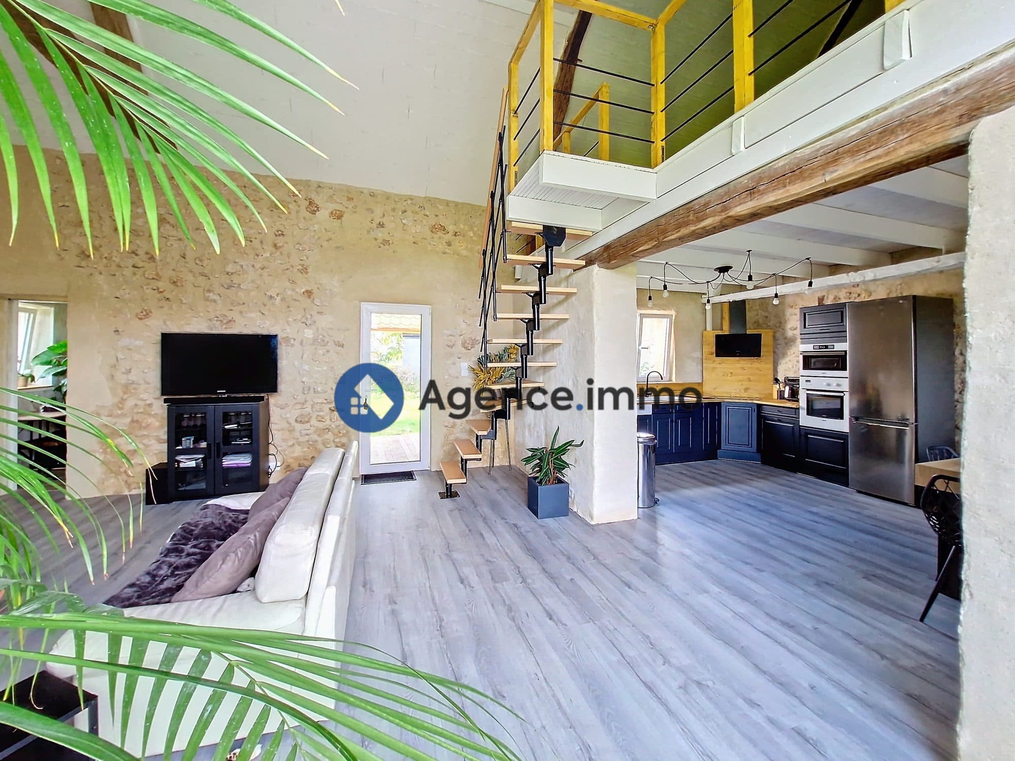 GRANGE ENTIEREMENT RENOVEE SUR TERRAIN DE 8990 M2 — photo 2
