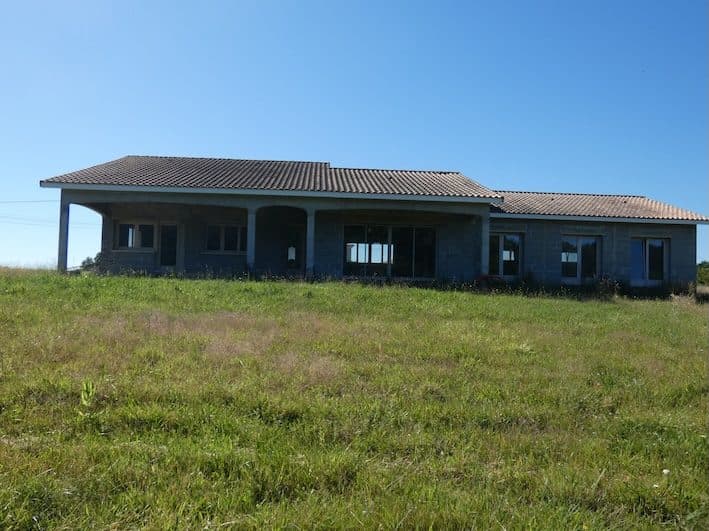 MAISON RÉCENTE À TERMINER