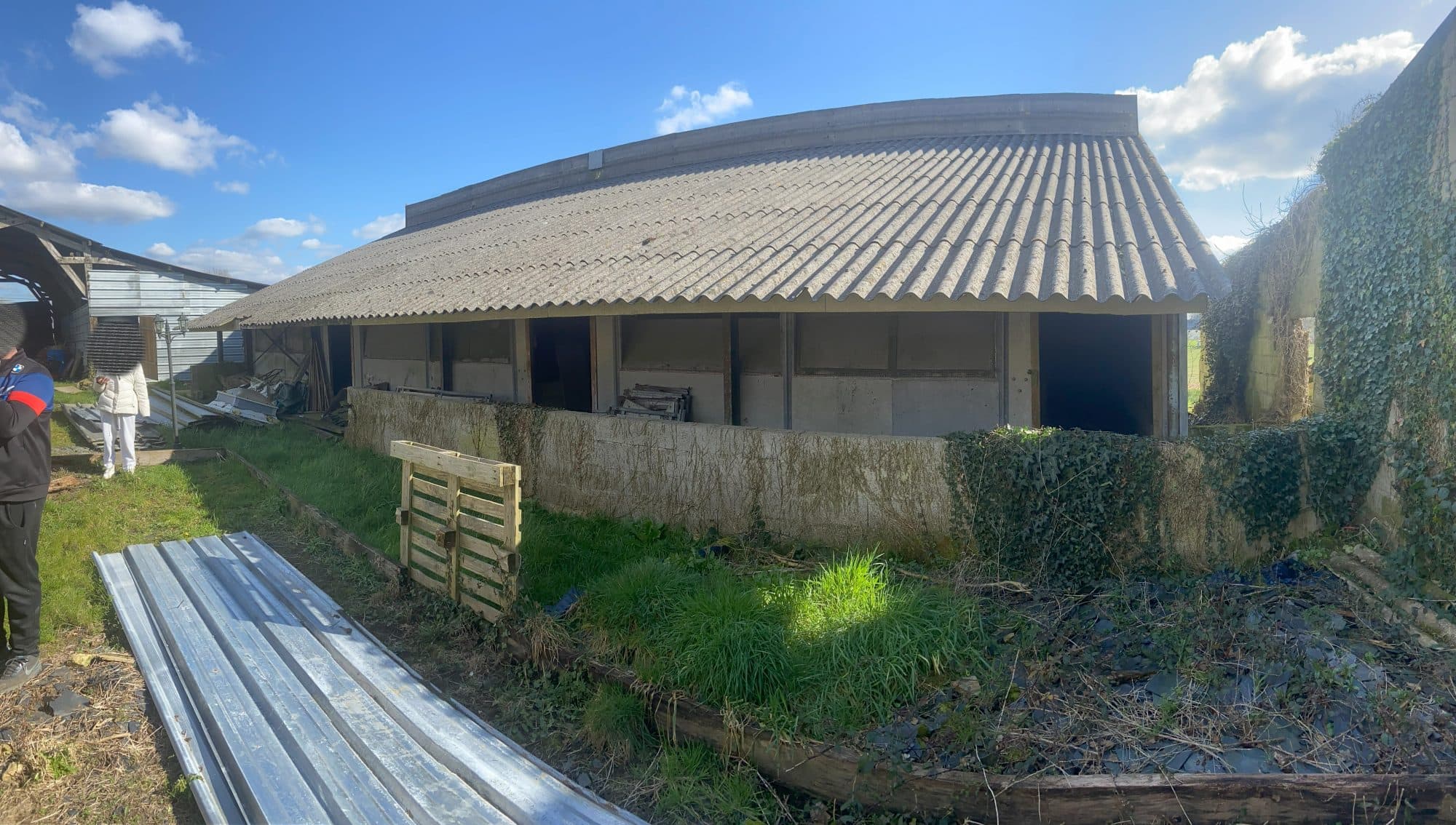 Authentique corps de ferme à rénover sur 3 429 m² de terrain, offrant un énorme potentiel de transformation. — photo 3
