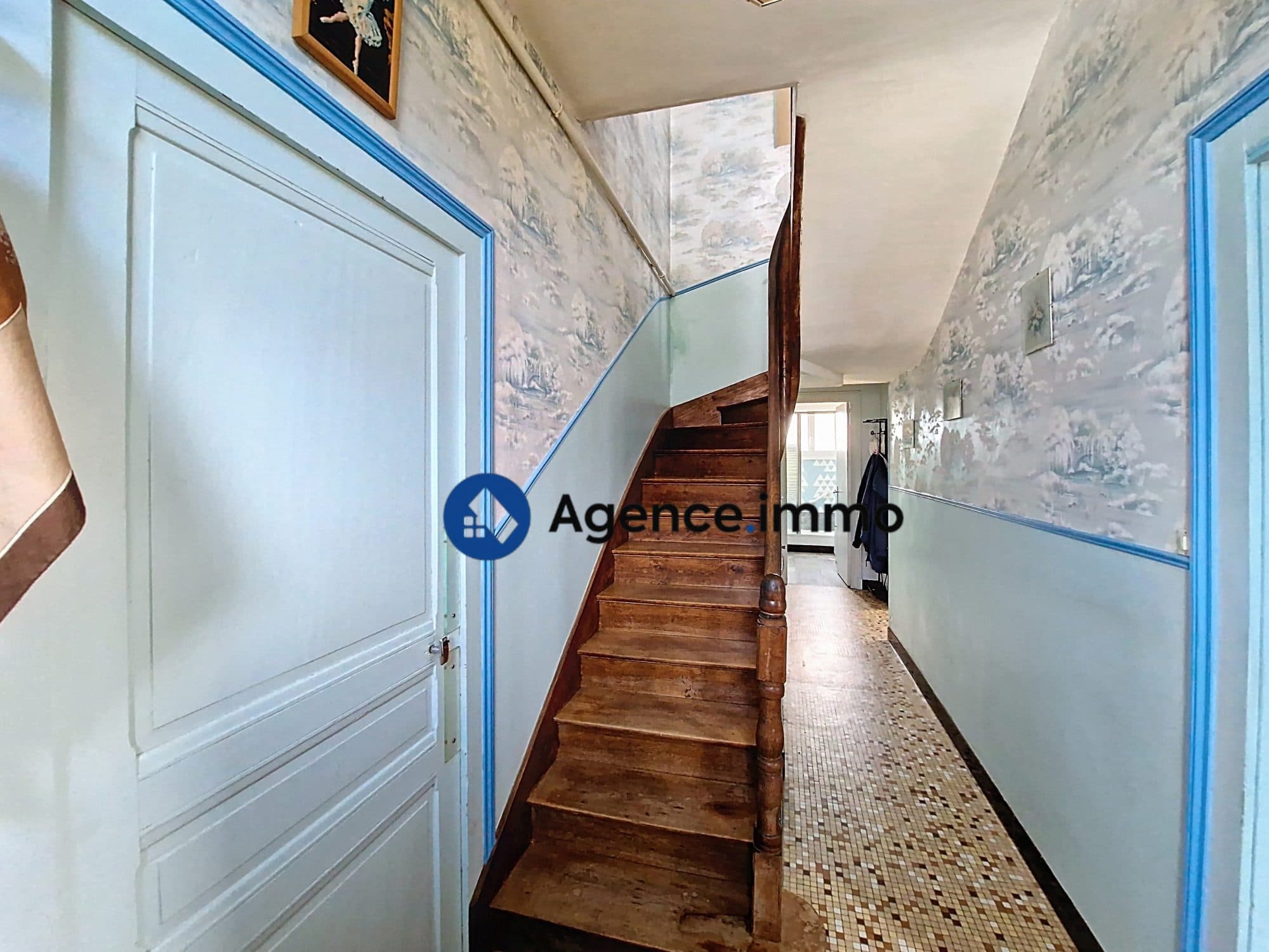 MAISON FAMILIALE AVEC JARDIN, GARAGE ET DEPENDANCES — photo 3