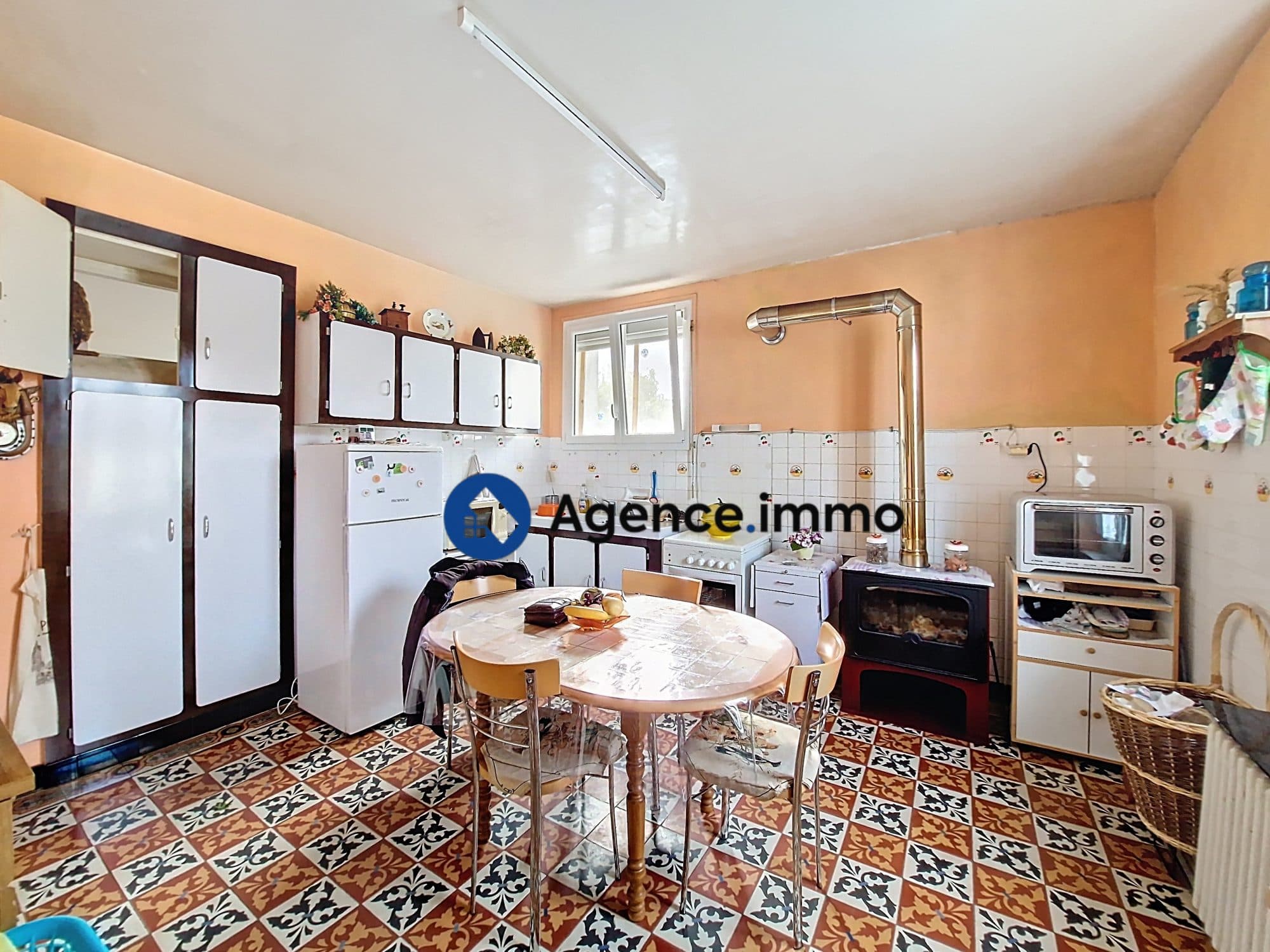 MAISON FAMILIALE AVEC JARDIN, GARAGE ET DEPENDANCES — photo 2