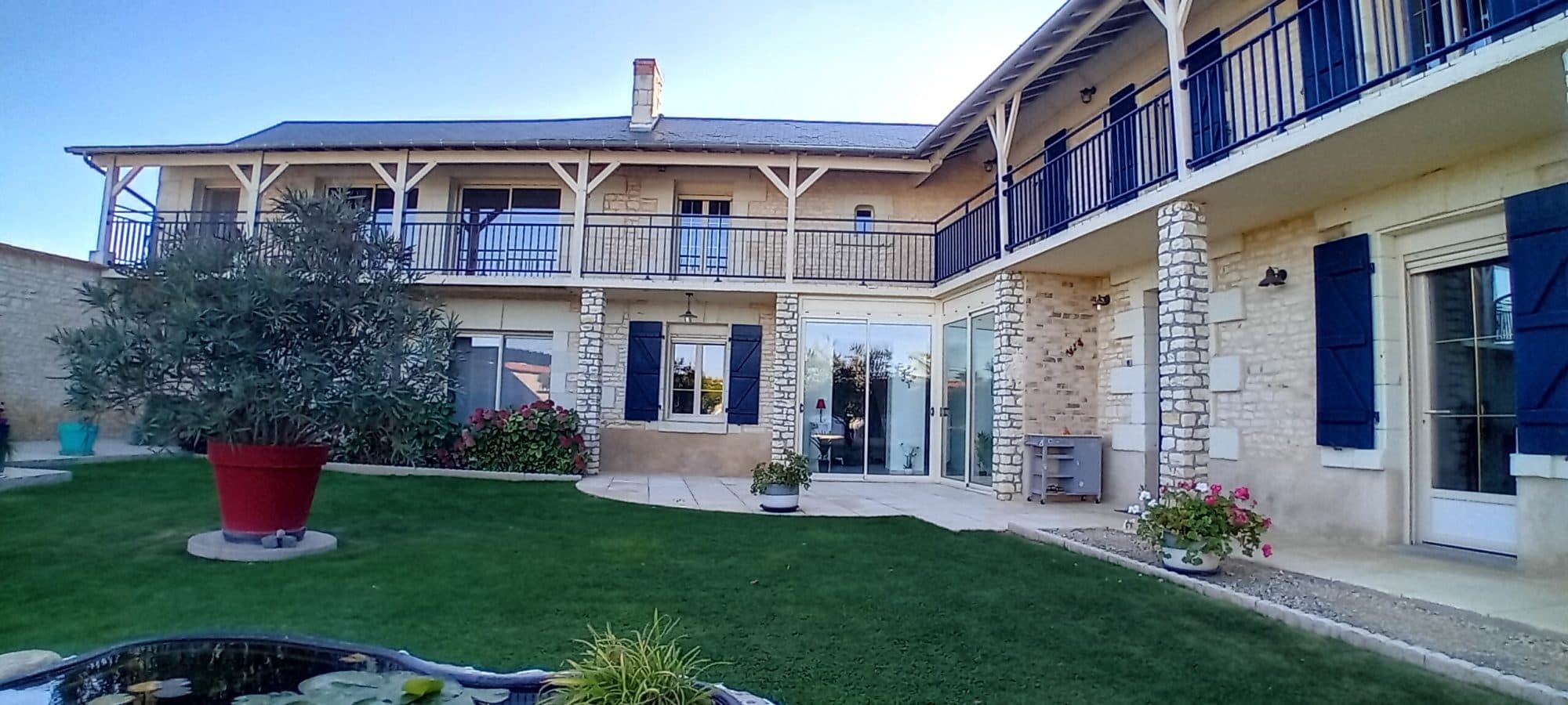 Maison en pierre avec vue dégagée sur la campagne