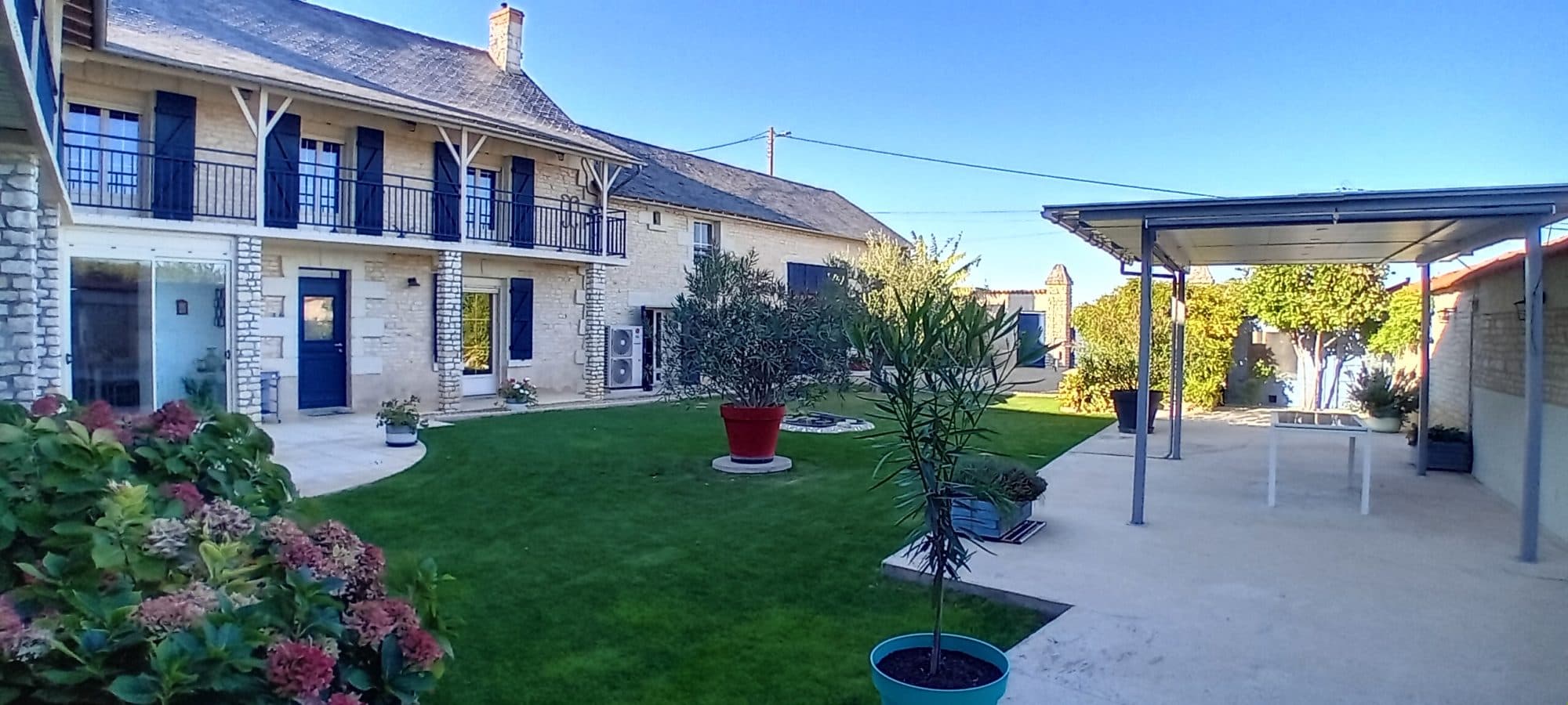 Maison en pierre avec vue dégagée sur la campagne — photo 2