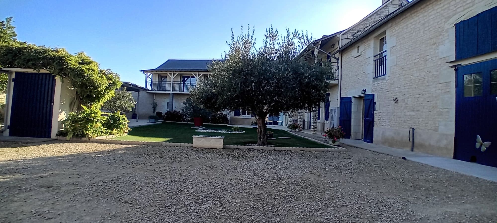 Maison en pierre avec vue dégagée sur la campagne — photo 3
