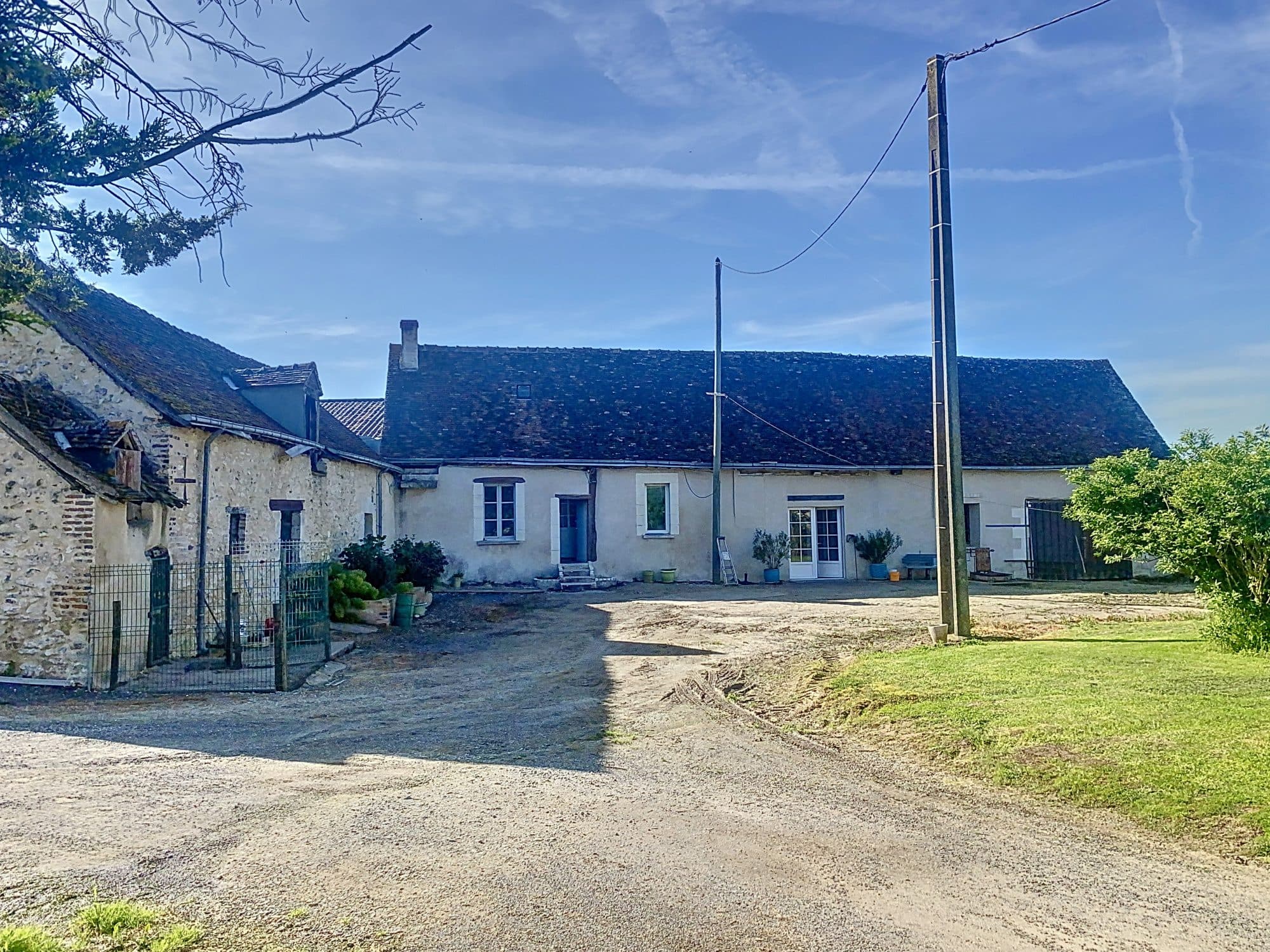 LONGERE EN BON ETAT AVEC BEAUCOUP DE DEPENDANCES — photo 2