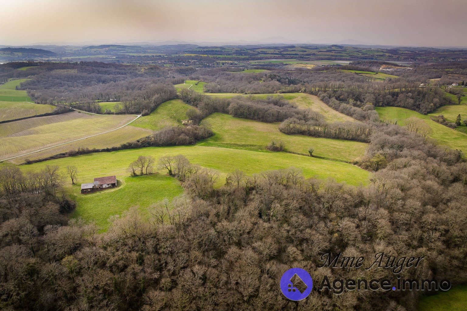 Ancienne ferme bearnaise, 20ha, vue sur les pyrénées, a réhabiliter, à 45mn des plages du Pays Basque