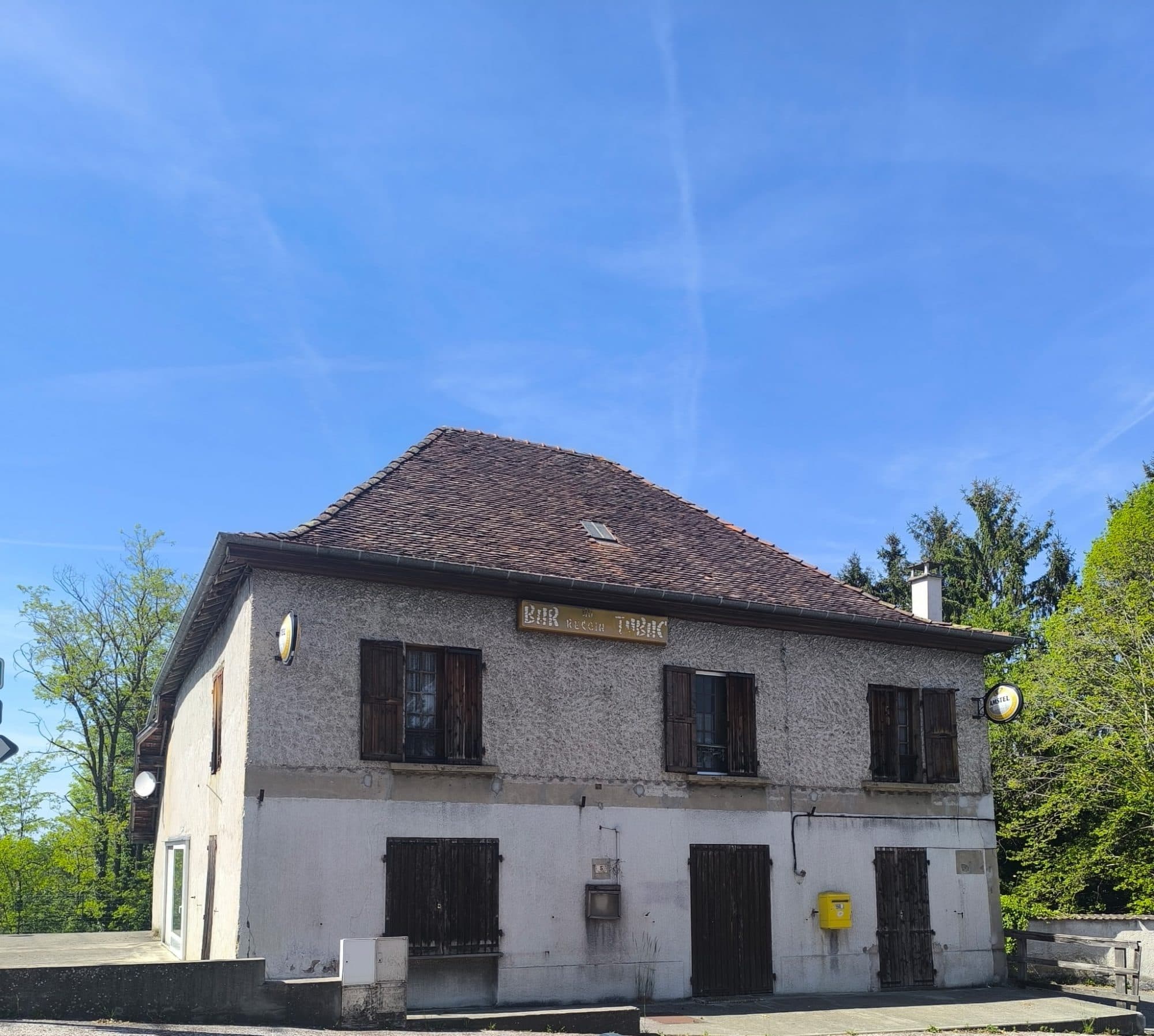 Sur la commune des Abrets en Dauphiné, à vendre une maison d' environ 178m2 avec un énorme potentiel sur 2338m2 de terrain constructible