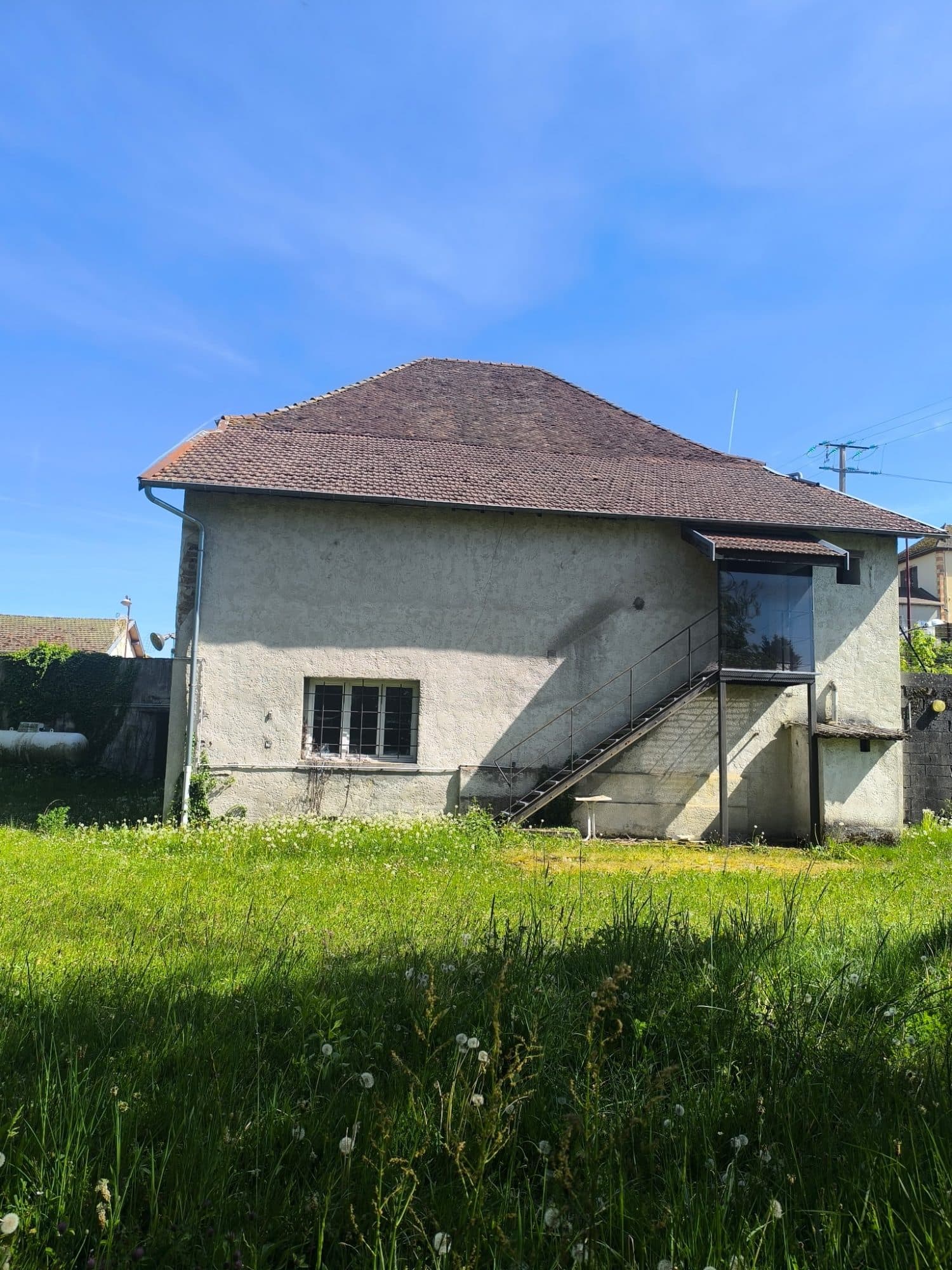 Sur la commune des Abrets en Dauphiné, à vendre une maison d' environ 178m2 avec un énorme potentiel sur 2338m2 de terrain constructible — photo 2