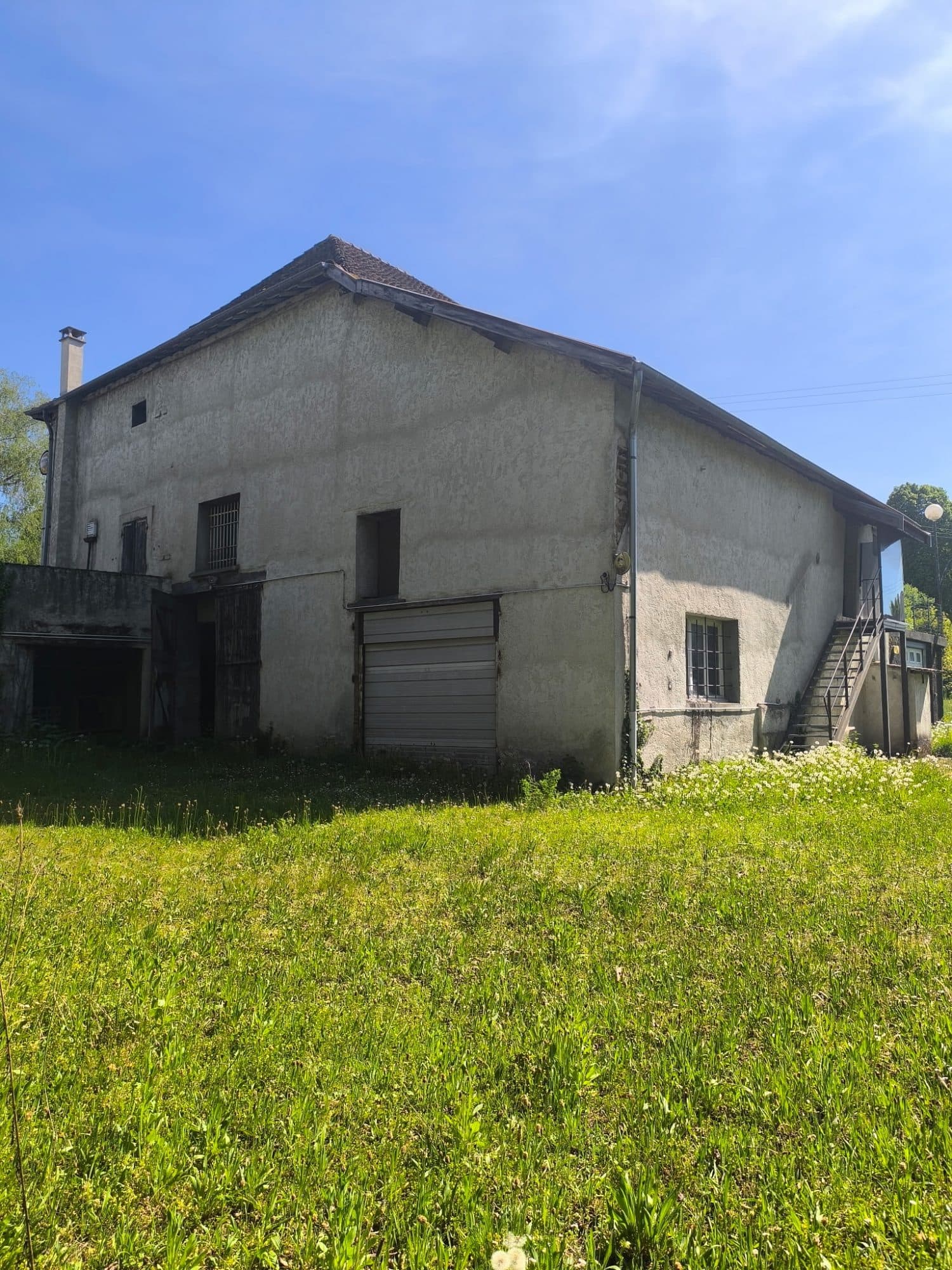 Sur la commune des Abrets en Dauphiné, à vendre une maison d' environ 178m2 avec un énorme potentiel sur 2338m2 de terrain constructible — photo 3