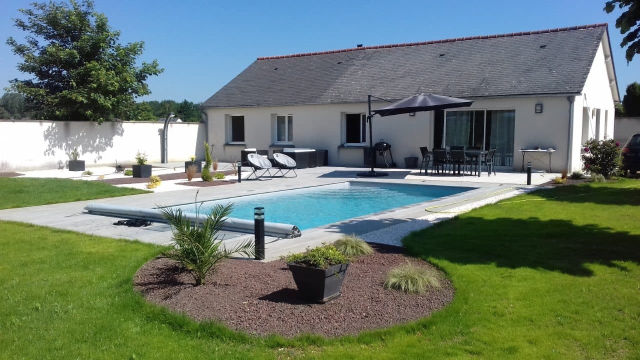 Rare ! Maison contemporaine plain-pied+piscine-vue campagne-Joué Sud
