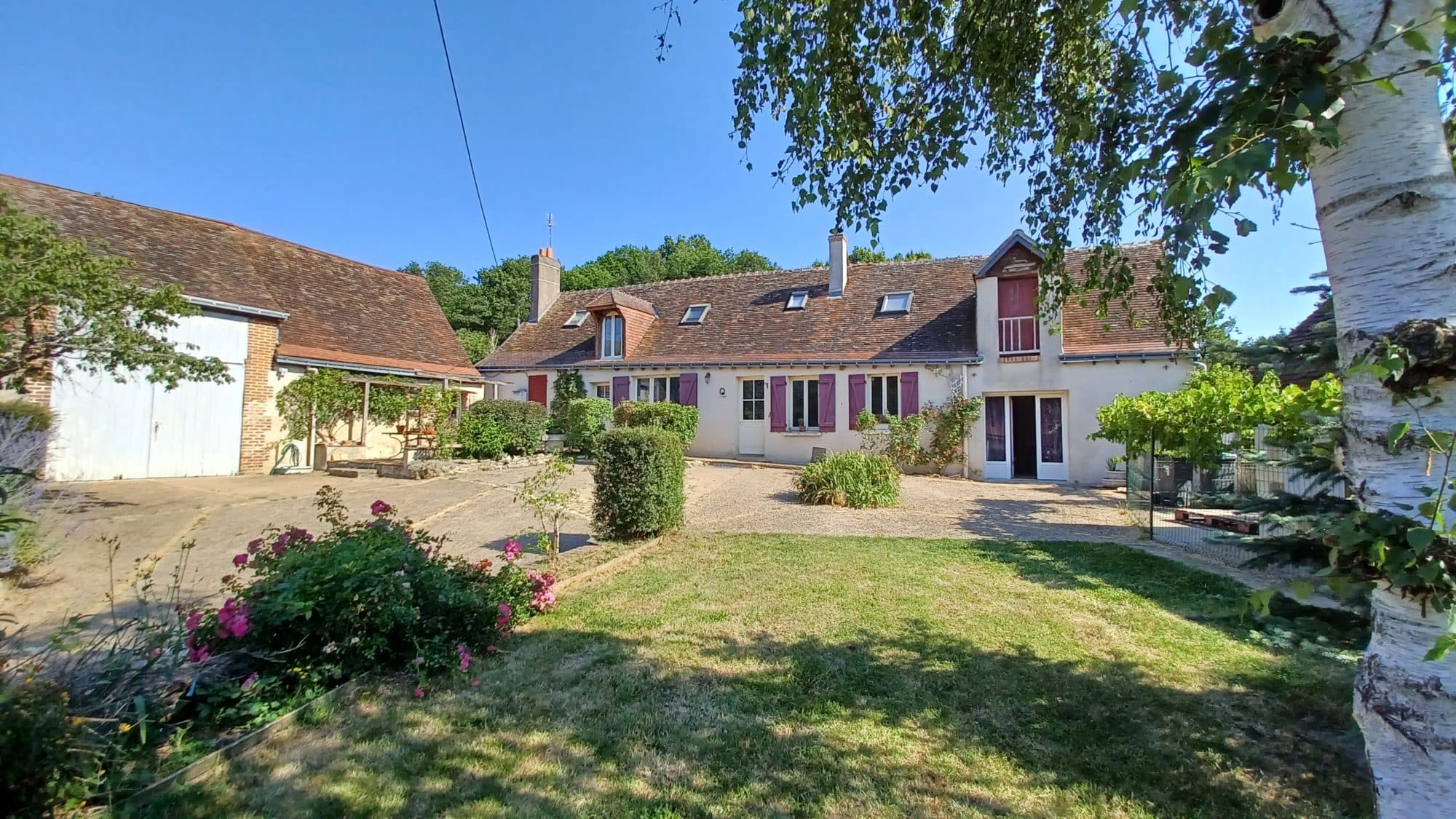 Maison de campagne avec 4.4HA prairie et bois !