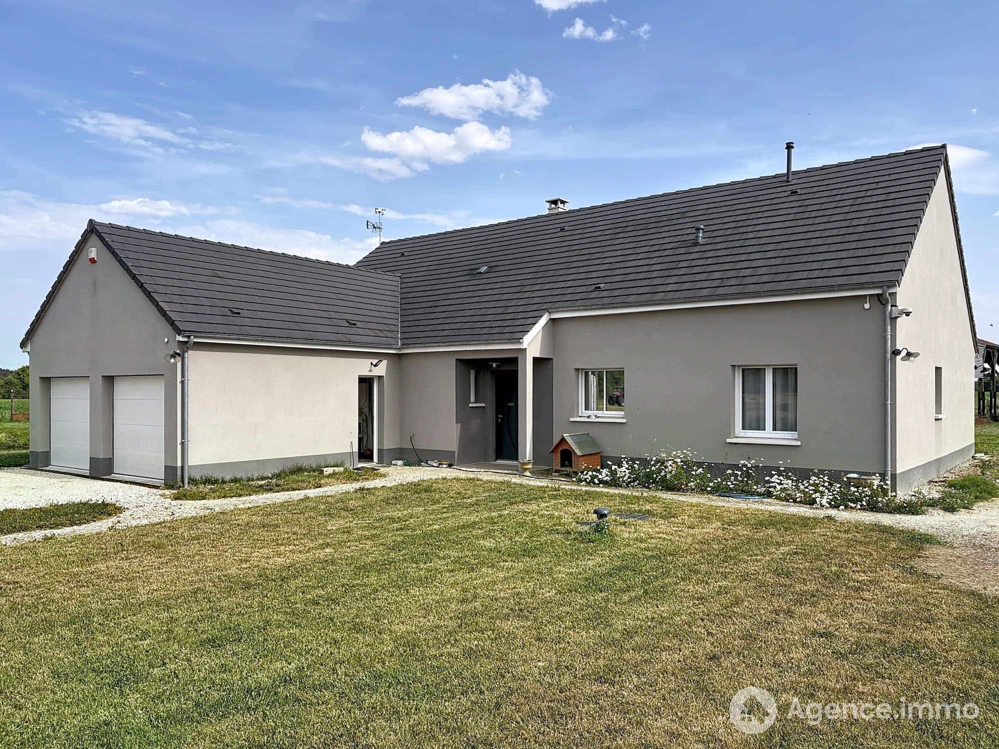 Maison récente de 5 pièces de 133 m² à Saint-Denis-de l'Hôtel