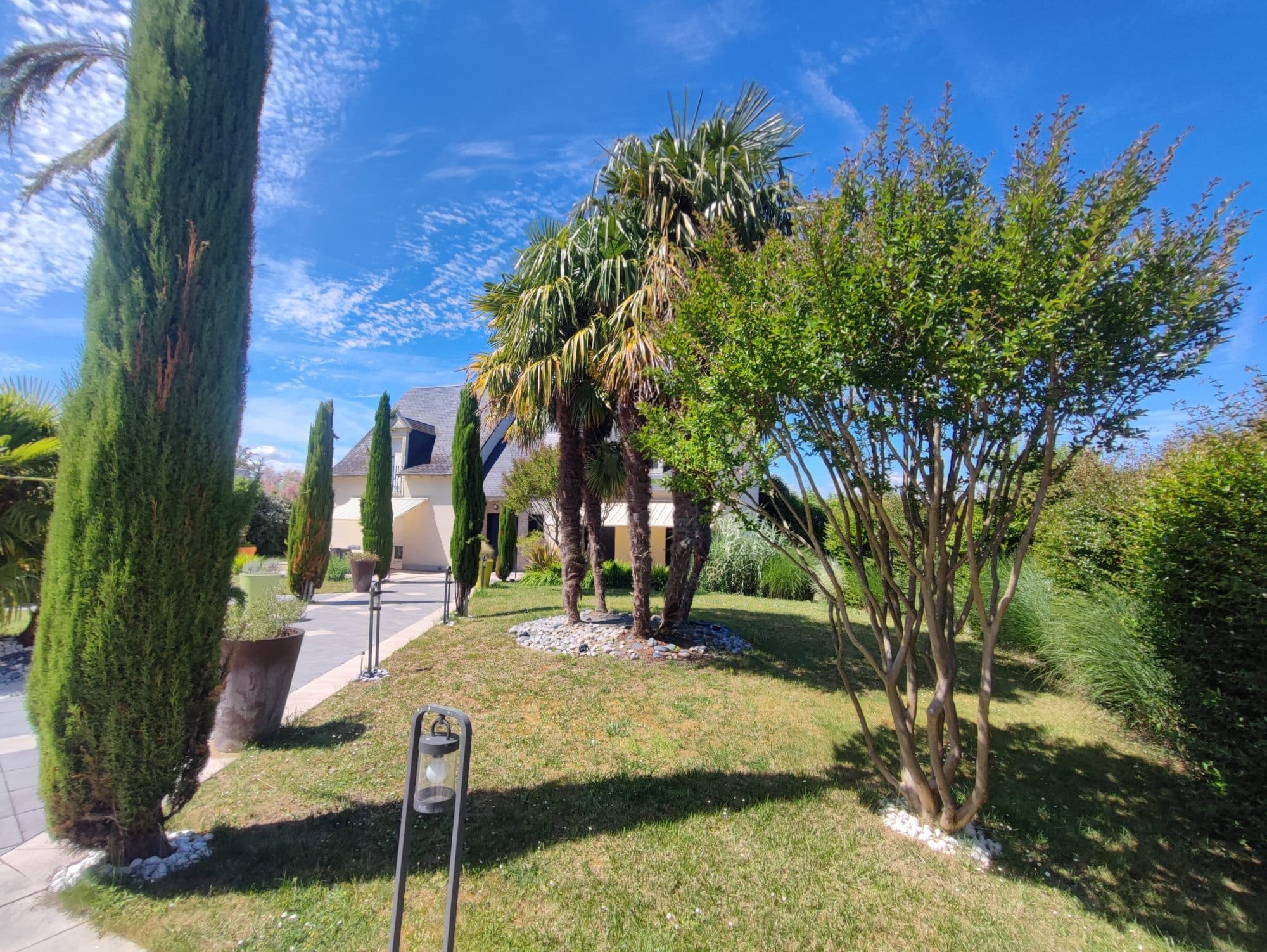Propriété de standing avec parc de 4400m2, piscine d'exception et vue campagne portes d'Amboise — photo 2