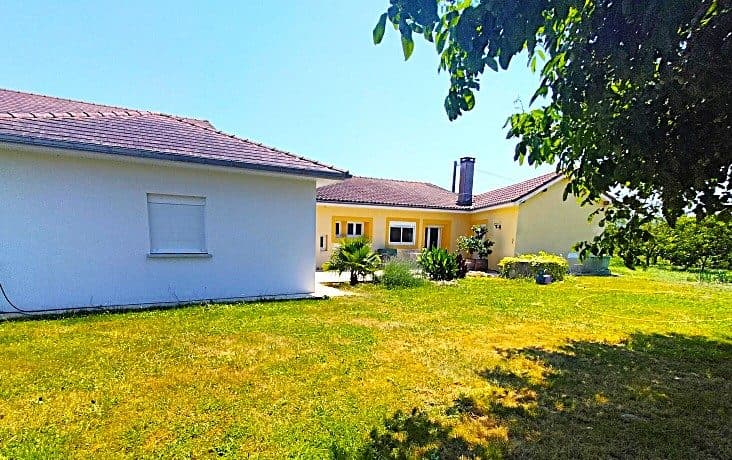 Projan (32) maison rénovée avec dépendances et terrain.