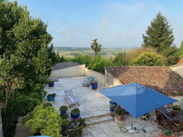 Belle maison en pierre avec magnifique jardin et maison d'amis