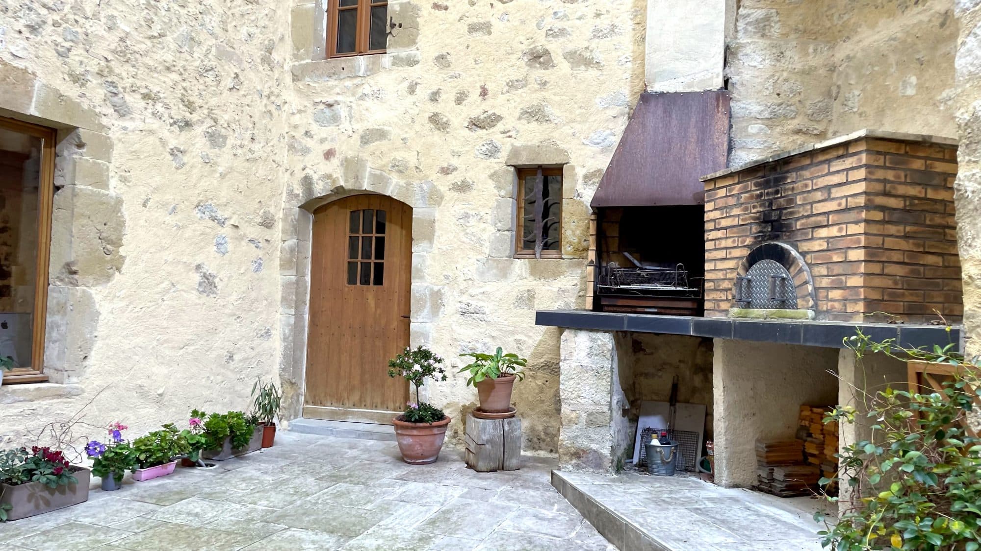 Maison de caractère à Laurac (Aude) – 393 m² – 6 chambres – 15 pièces _ Belle cour
