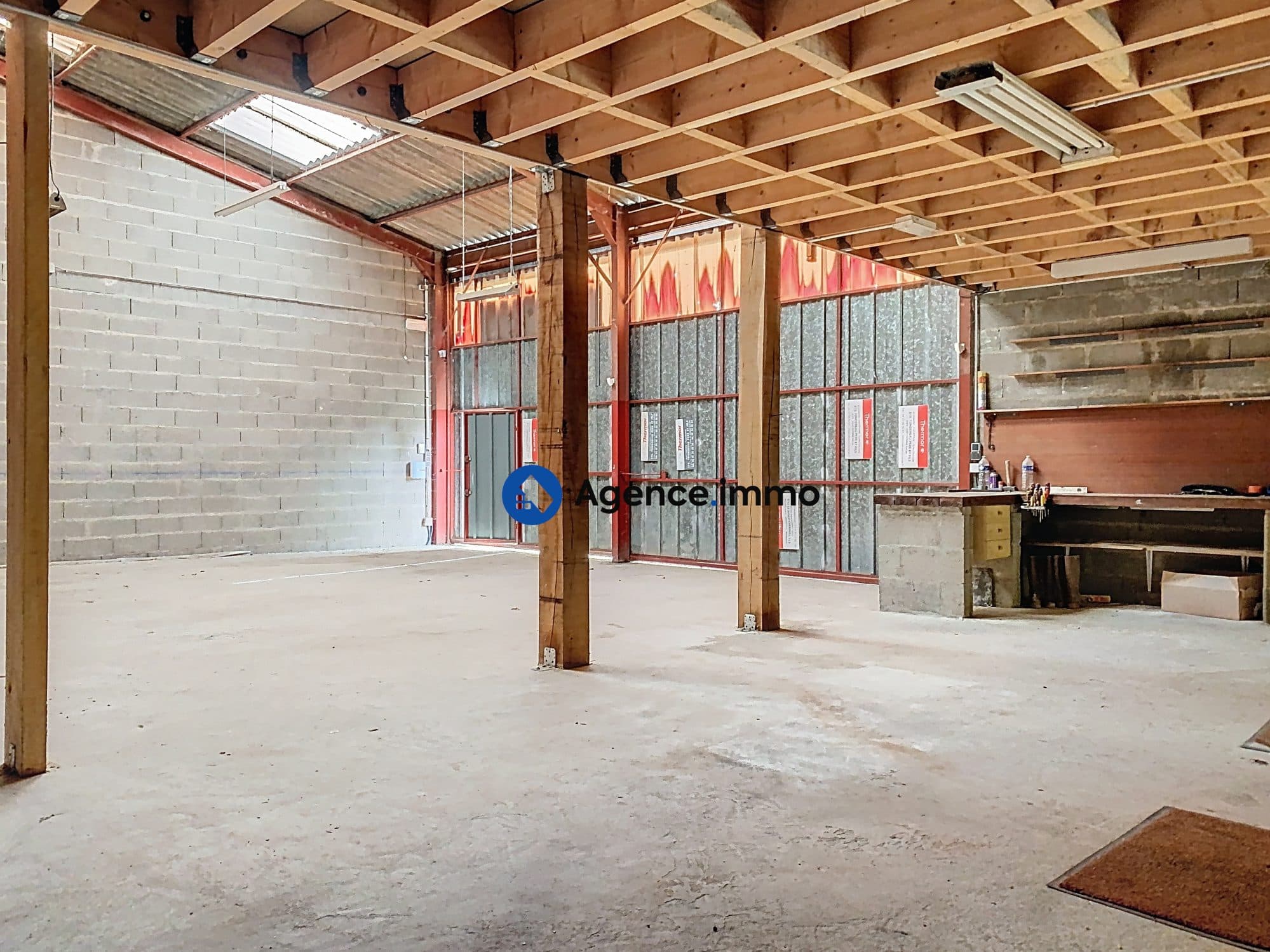 GRAND LOCAL PROFESSIONNEL/ STOCKAGE DE 221 m2 — photo 2