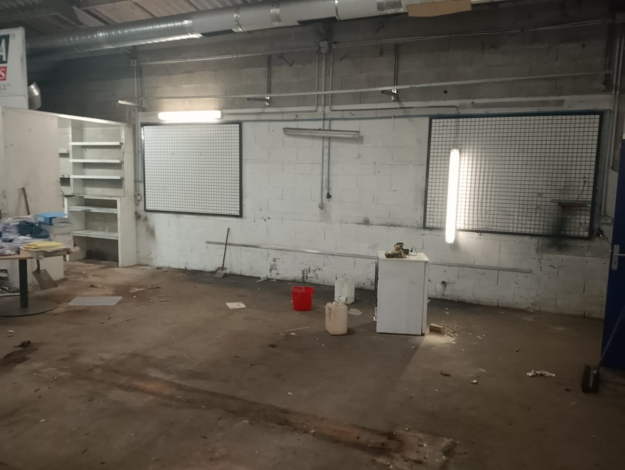 Le pont de Beauvoisin, à vendre un local de 150m2 sur 500m2 de terrain — photo 2