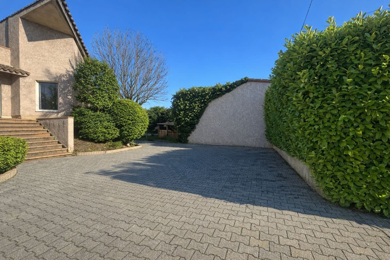Local commercial avec place privative et espace de stockage — photo 3