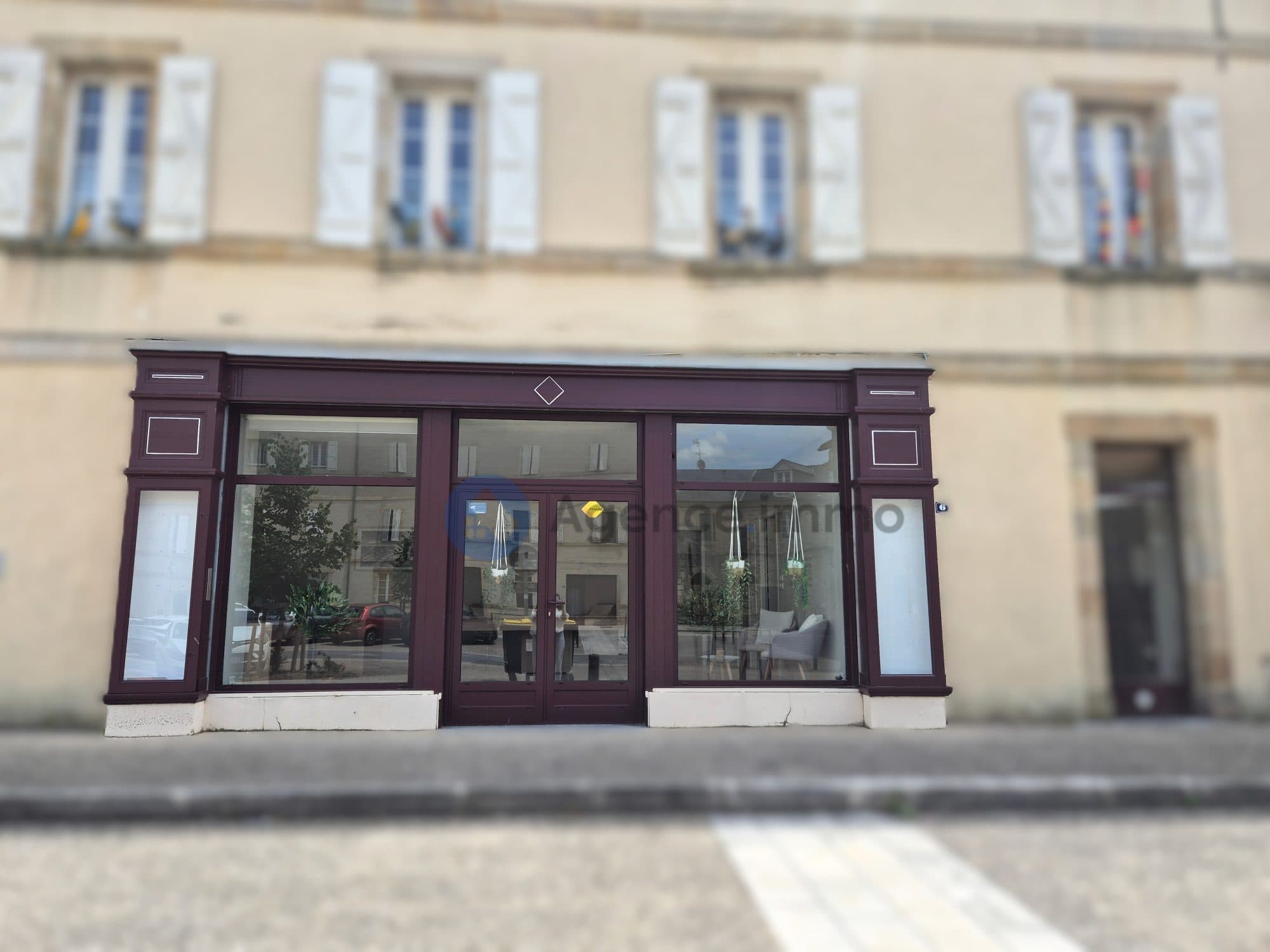 NAVARRENX - COEUR DE VILLE - A VENDRE MURS LOCAL COMMERCIAL A VENDRE - 52M2 - BELLE VITRINE