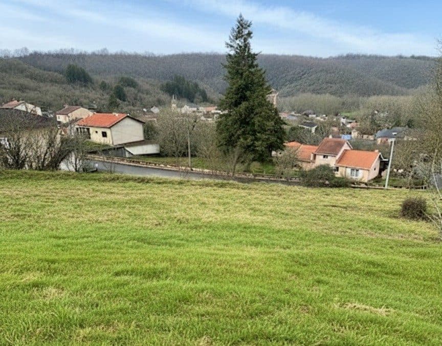 terrain constructible – Vue imprenable sur le village et la vallée.