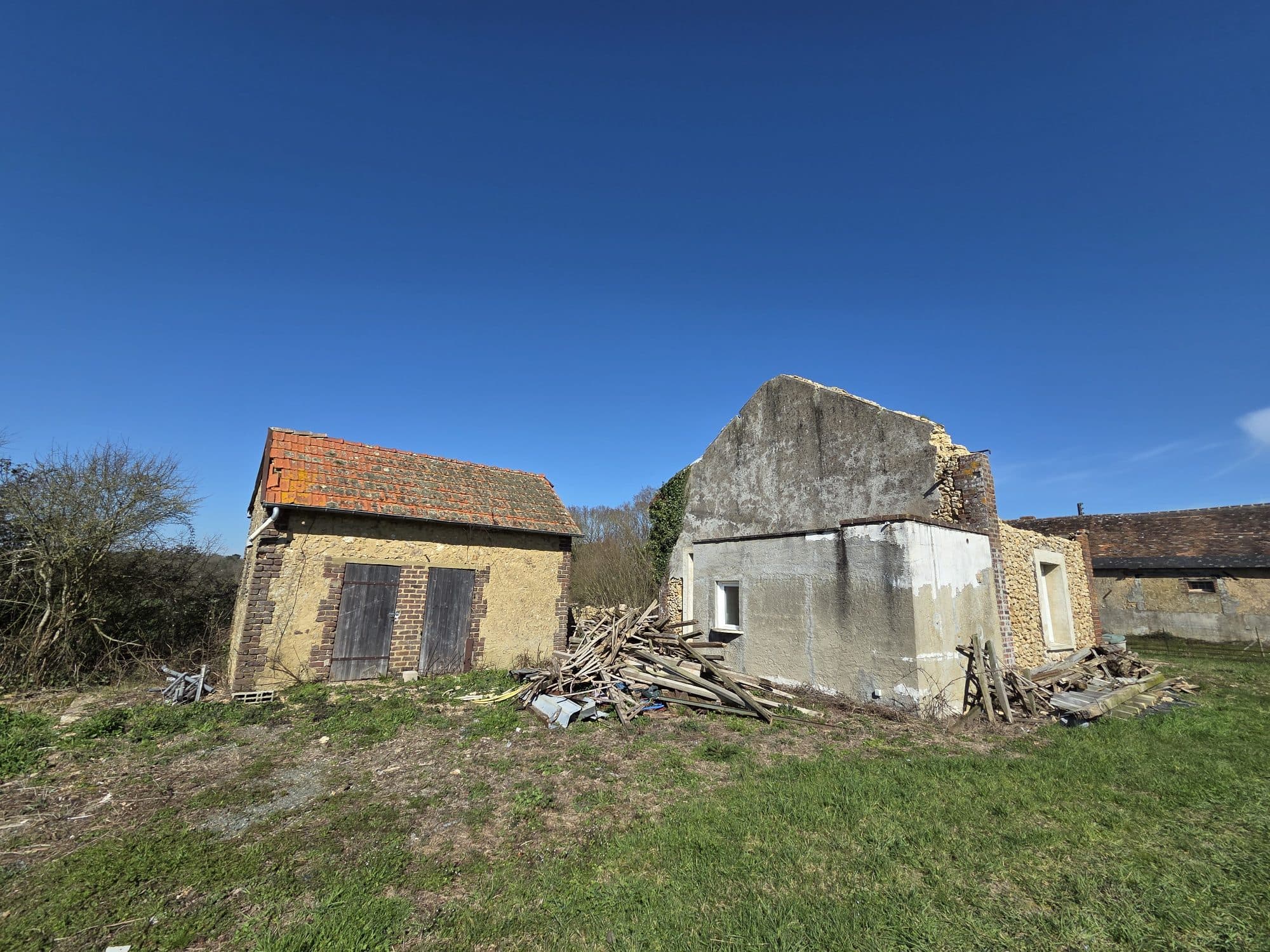 TERRAIN DE 1649 M² AVEC BATI EXISTANT A RECONSTRUIRE — photo 2
