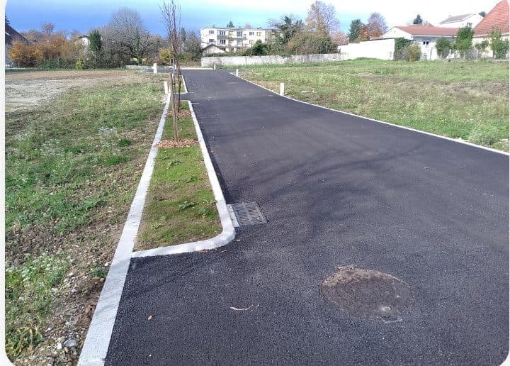 38490 Les Abrets en Dauphiné, à vendre un tres bezu terrain viabilisé — photo 3