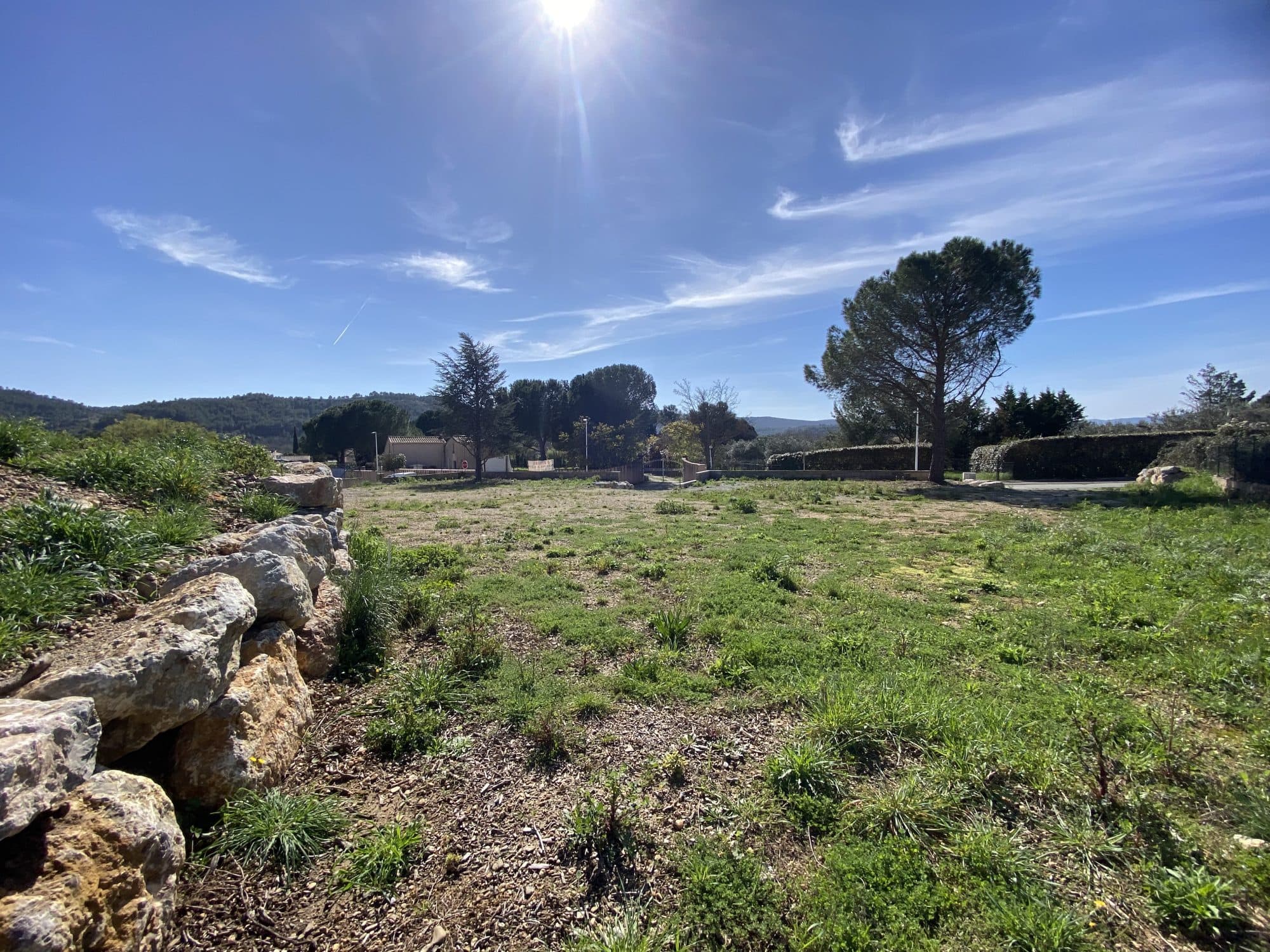 Terrain constructible viabilisé 588m2